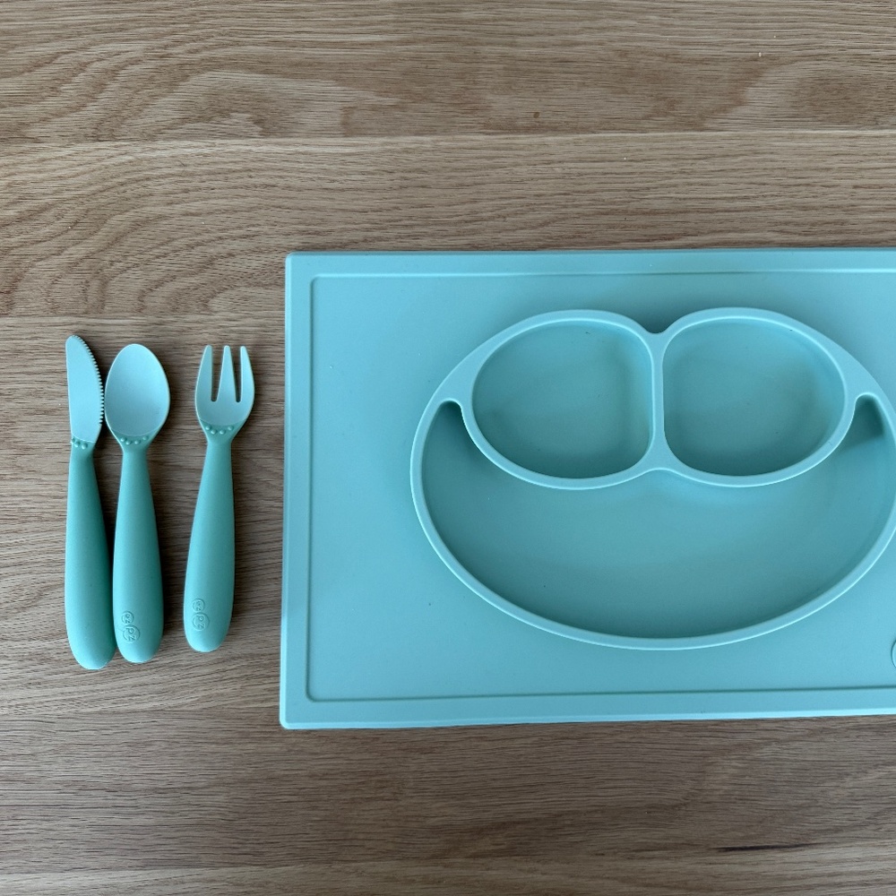 EZPZ Happy Feeding set (minus cup) in Sage